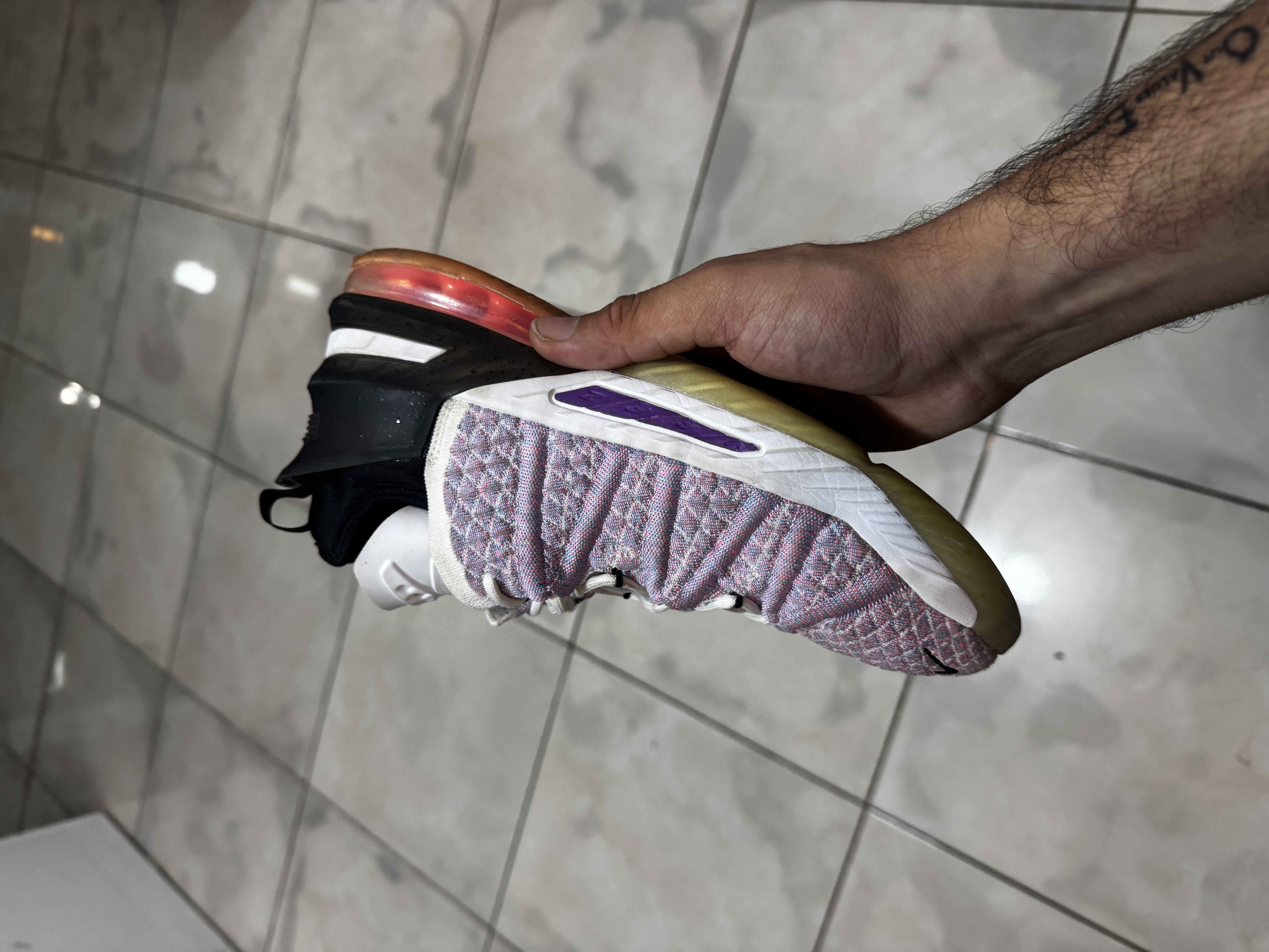 کفش بسکتبال والیبال lebron 18 اورجینال